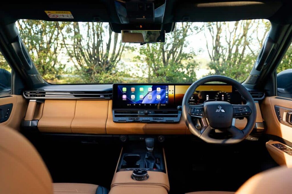 Pajero Exceed Cockpit ScaleWidthWzEwNjRd